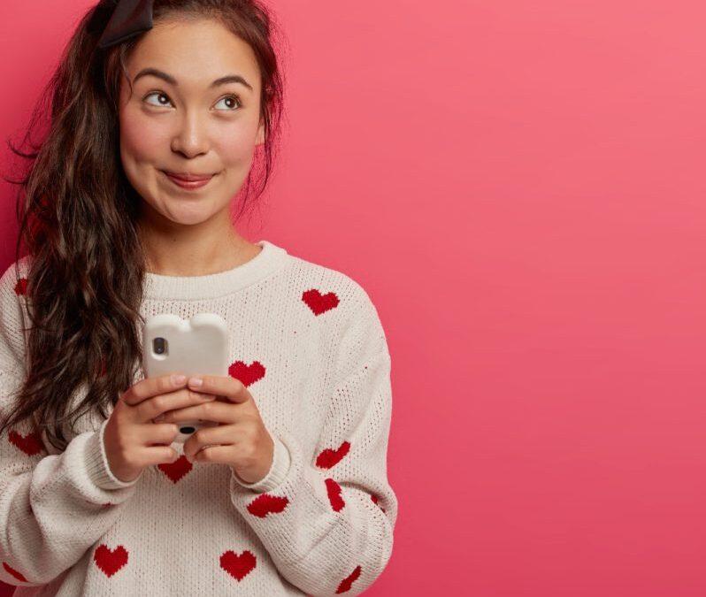 Un nuovo romanticismo si fa strada: la ricerca di Theoria sui trend social e sulle app di dating