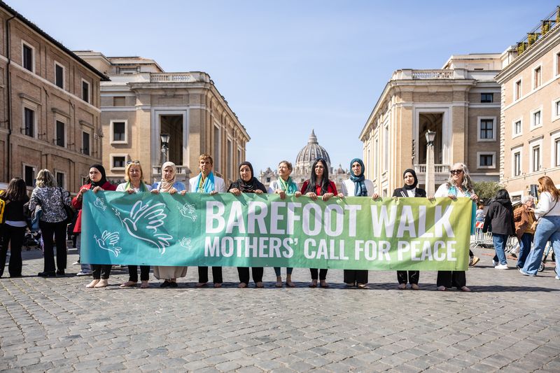 ROMA, MADRI PALESTINESI E ISRAELIANE UNITE NELLA “BAREFOOT WALK” PER LA PACE